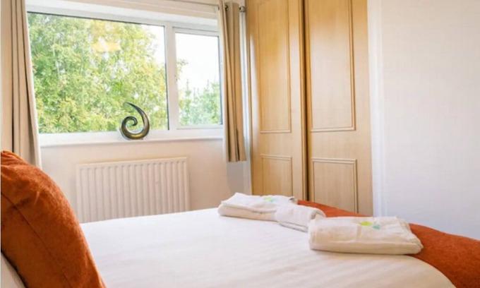 Peterborough House | Modern 4 Bed Townhouse Quiet Greenfield Located On Edge Of City Centre FREE WIFI