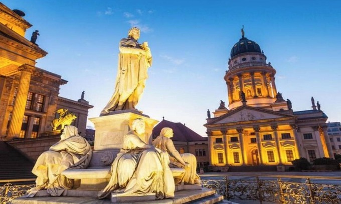 Moabit Apartment | Modern 4-Bedroom Apartment in the Heart of Berlin – Sleeps up to 14