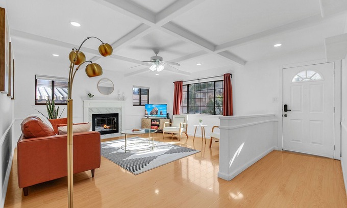 Castro Valley House | Modern 4 Bedroom Vacation home @ Castro Valley, King or Queen for all