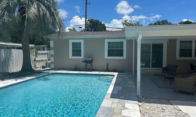 Arlington House | Modern 4 bedroom with Patio and Pool - Sleeps 10