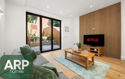 Coulsdon West Apartment | Modern 4BR Home, Ideal for Long Stays & Relocation