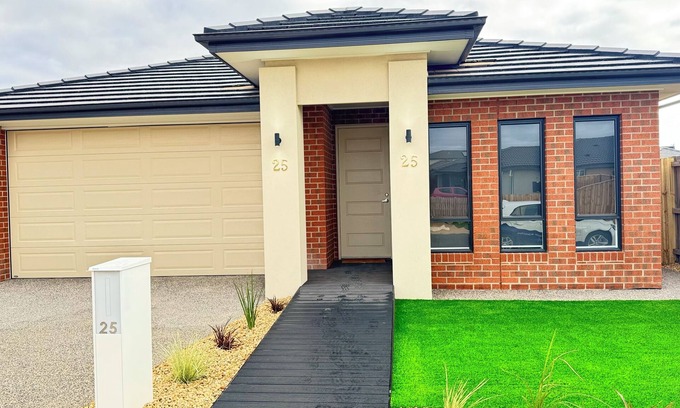 Rockbank House | Modern 4BR Retreat with Pool, Gym, Wi-Fi & Garage – Near Shops