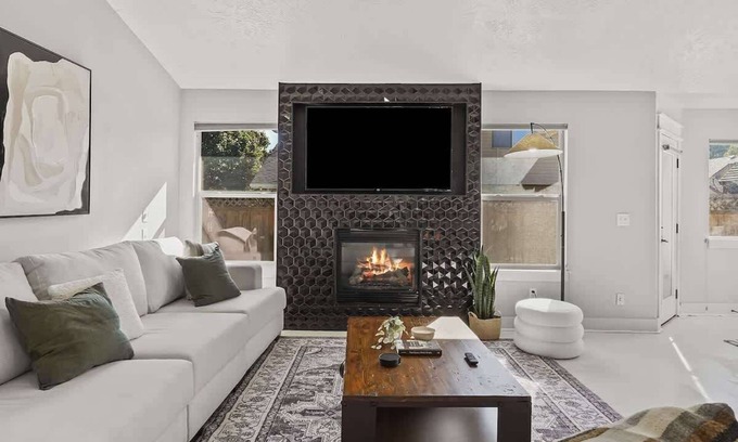 Southwest Ada County Alliance House | Modern 4BR w/Hot Tub - Fire Pit - Stylish Stay