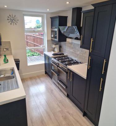 Thornton Heath Apartment | Modern 5 bedroom house with parking, London