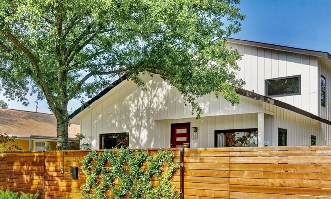 Northside House | Modern 5BDR near Downtown with remote gate access, gym, ping pong