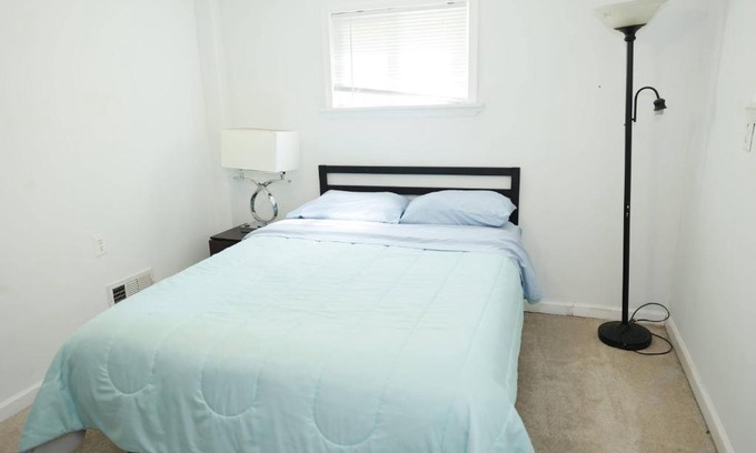 Hybla Valley Apartment | Modern 5BR Alexandria Home