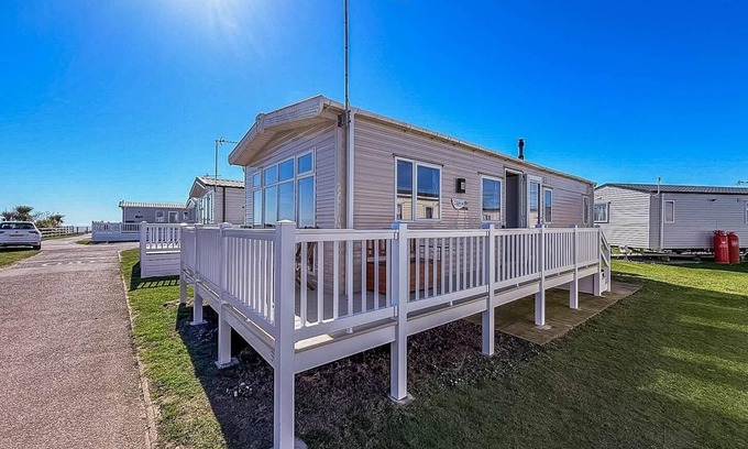 Pakefield House | Modern 6 berth caravan with free WiFi nearby Pakefield beach ref 68028CR