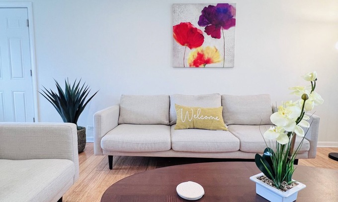 Elk Grove Village House | Modern Aesthetic 3br/1.5ba Family Haven w/Yard