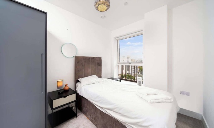 Royal Docks Apartment | Modern Amenities - Easy Access to O2