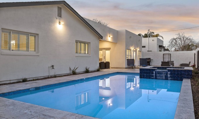 Southwest Village House | Modern and Classy 4 Bdrm In The Heart Of Old Town! Htd Pool