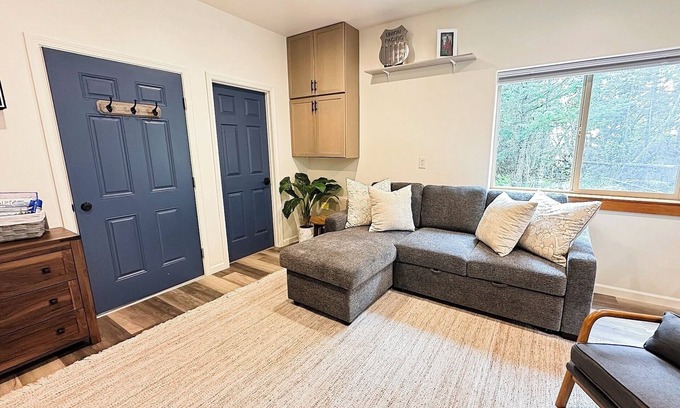 Homer Apartment | Modern and Clean 1 BR Sleeps 4 Across from Kachemak Bay - Minutes to the Spit!