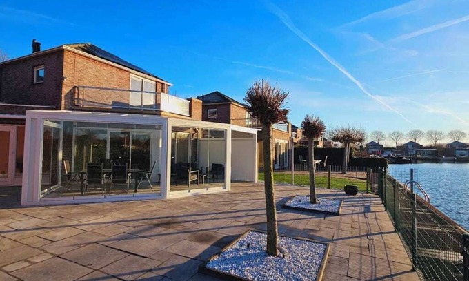 Oude-Tonge House | Modern and fully furnished detached dike house. This dike house is suitable for 6 people and has a c