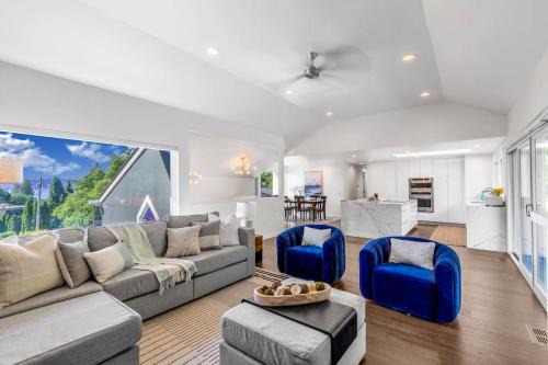 Sammamish House | Modern and Relaxing Lake Sammamish View House