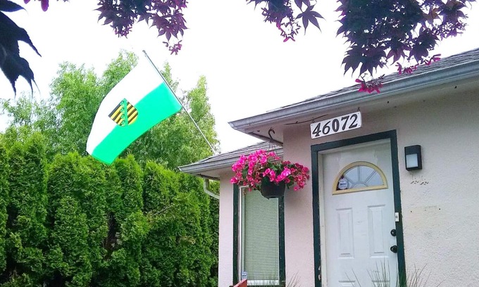 Chilliwack Proper Village West House | Modern and Simple, Family friendly, Sun Deck & Garden, close to downtown