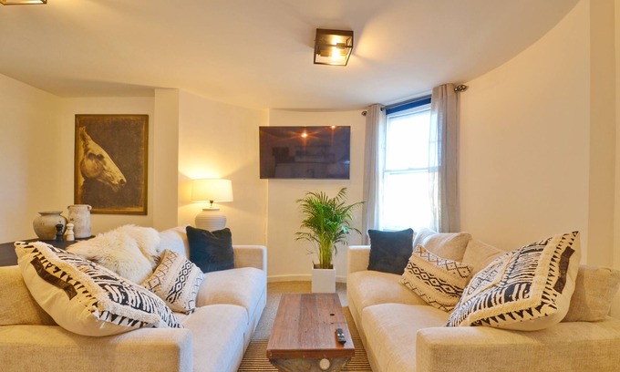 Bristol City Centre Apartment | Modern and Spacious Bristol City Centre Apartment on Baldwin Street!