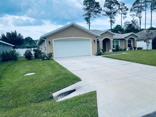 Palm Coast House | Modern and spacious home away from home