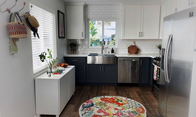 Grant Hill House | Modern and Sunny 2 Bedroom Home — 5 min from downtown!