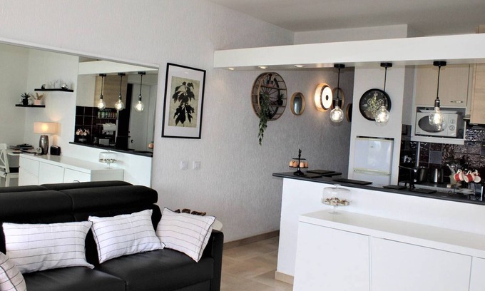 Villeneuve Loubet Beach Apartment | Modern Apartment, Sleeps 4, Air-Conditioned with Parking