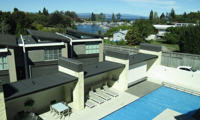 Taupo Apartment | Modern apartment, close to Town with great Views