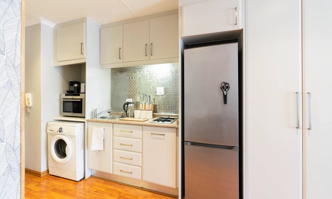 Greater Johannesburg Metropolitan Area Apartment | Modern apartment in culturally vibrant Melville