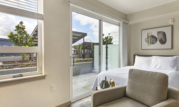 Kent Apartment | Modern Apartment in Prime Location (ID9325X61)