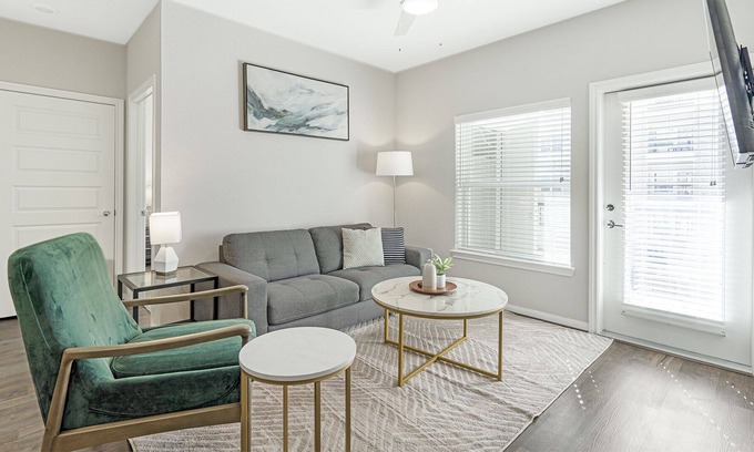 Stone Oak Apartment | Modern Apartment in Prime Location (ID7292)