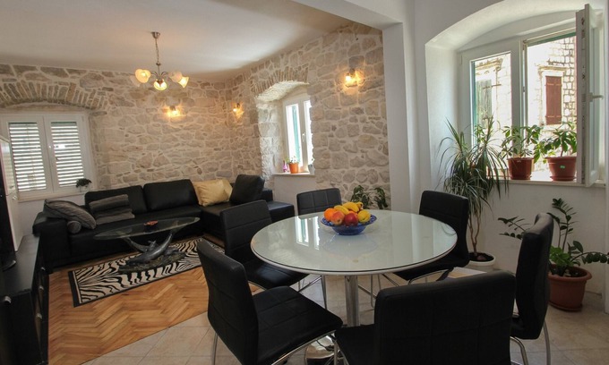 Kastel Stari Apartment | Modern apt in the stone house in the very center