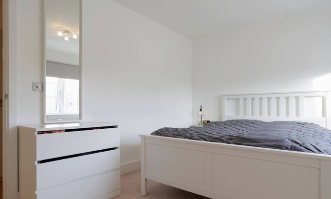 Grove Apartment | Modern Apt next to Station near Hampton Court