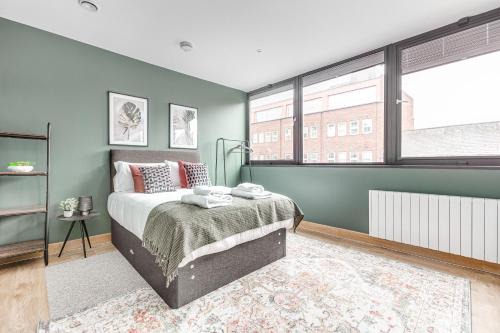 Rushmoor District Apartment | Modern Apt, town centre, 4 guests, pkg, wifi by Tent serviced apartments