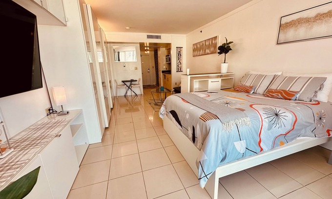 Coconut Grove Hotel | Modern Arya Hotel Escape - Pool, Sauna, Gym & Walk to Cafés, Parks & CocoWalk