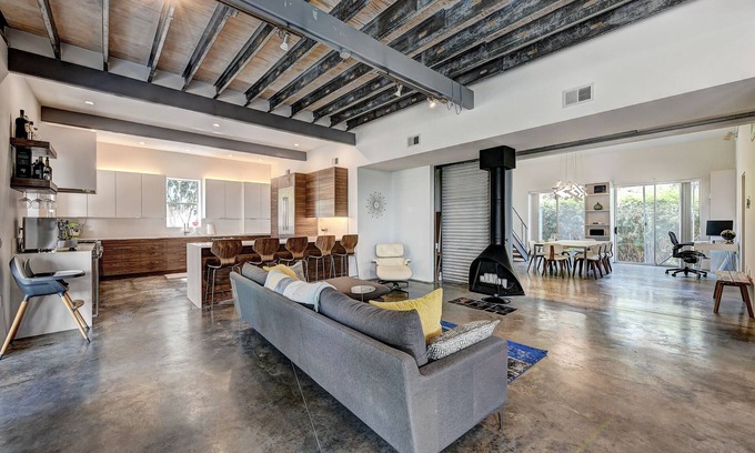 Bellaire House | Modern Bellaire Home with Expansive Courtyard