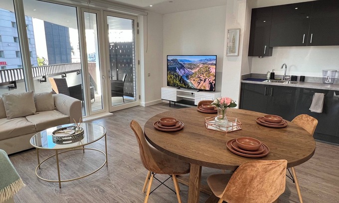 Wembley Park Apartment | Modern Brand New Large Flat | Balcony Stadium View