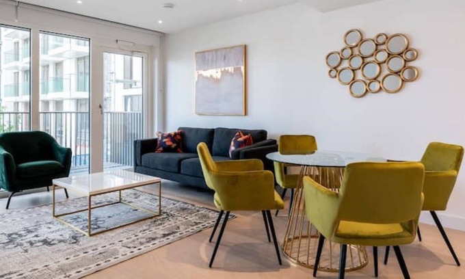 Shepherd's Bush Apartment | Modern bright 1 bedroom flat with balcony, courtyard, spa, gym & 24-hr concierge