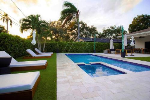Dania Beach House | Modern & Bright Retreat by the Beach, Airport & Casino! Pool & Jacuzzi!