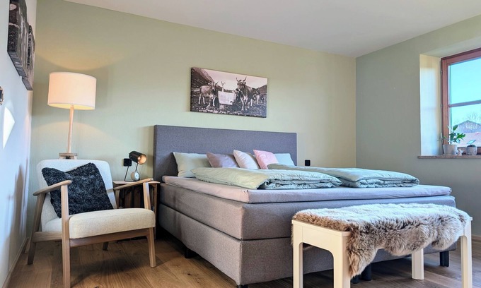 Obergries Apartment | Modern, bright vacation apartment in the Isarwinkel, 3 min. walk to Obergries station