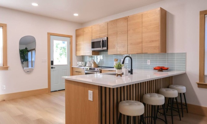 Elkhorn House | Modern bungalow in Old Towne Elkhorn,walk to dining & entertainment or enjoy private fenced yard