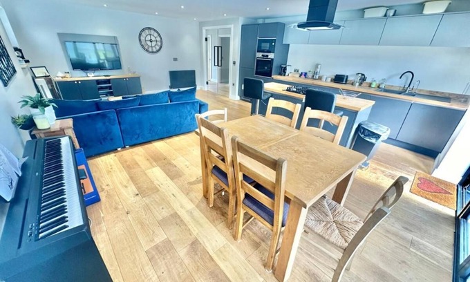 Bournemouth House | Modern Bungalow with Garden, Hot Tub + Sky Sports! Close to Beach