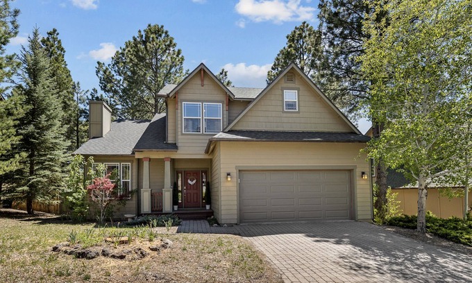 Ponderosa Trails Cabin | Modern Cabin Minutes to Flagstaff! Trailside Retreat w/Trails/Park & 2 Car Garage
