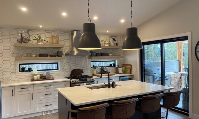 East Kootenay House | Modern Cabin Sleeps 8-12 - "The Gathering Place" Pet Friendly & All Season