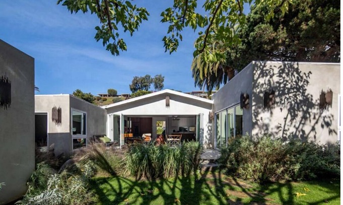 La Jolla Mesa House | Modern California beach house, indoor-outdoor living, walk to the beach