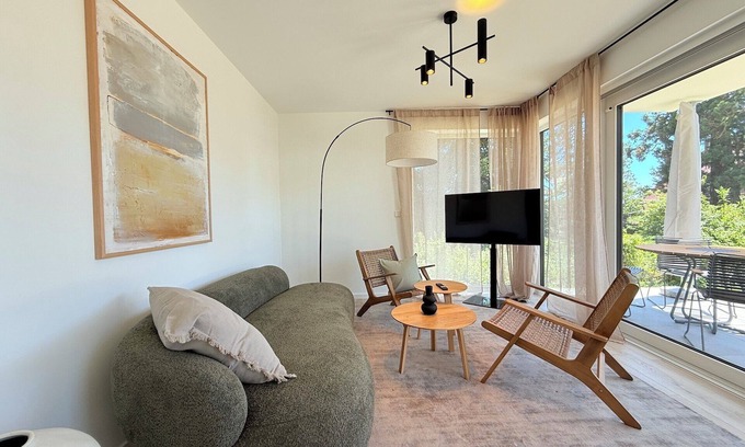 Unteruhldingen Apartment | Modern Carpe Diem suite with covered terrace near the lake and beach in Uhlding