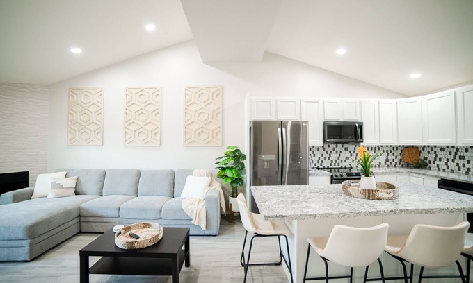 Grant - Glenn Condo | Modern Central Gem near UofA, UMC, TMC, downtown: 2 King Beds & Chef's Kitchen