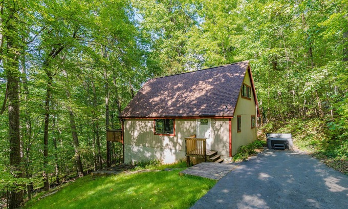 Ridgeway Ski Chalet | Modern Chalet w Hot Tub, Large Deck, Grill & WiFi