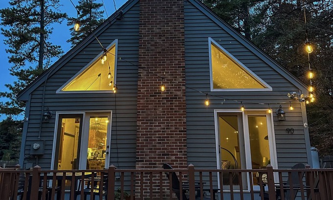 Silver Lake Ski Chalet | Modern chalet, walk to swimming and playground, perfect for families