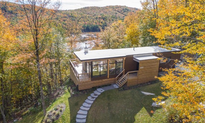 Les Pays-d'en-Haut Regional County Municipality House | Modern Chalet with Mountain and Lake view by Reserver.ca