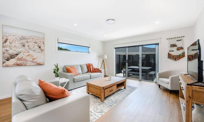 Mornington Villa | Modern Chic Villa,Walk to shops-10min Airport/CBD.