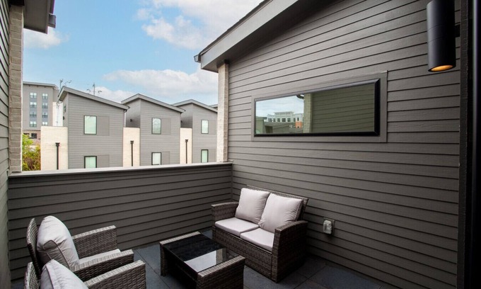 Knoxville Apartment | Modern Cityscape - Downtown Knoxville