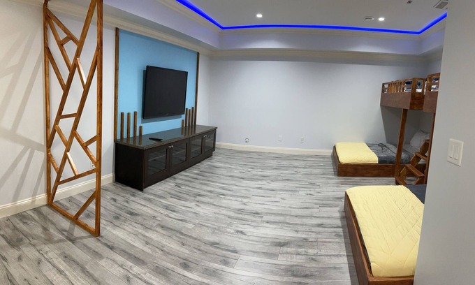 West Abbotsford House | Modern Clean Roomy family escape! up to 8 guests