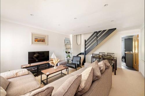 New Forest District Apartment | Modern Coastal Cottage, Hottub, Parking, Pets welcome