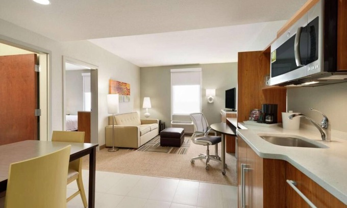 Florida City Hotel | Modern Comfort: FREE Parking, Pets Allowed & Breakfast Treat in Florida City!